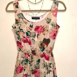 Beautiful Floral Dress, Size Small 💐